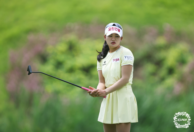 퍼팅 후 공을 바라보고 있는 노승희. 사진 제공=KLPGA