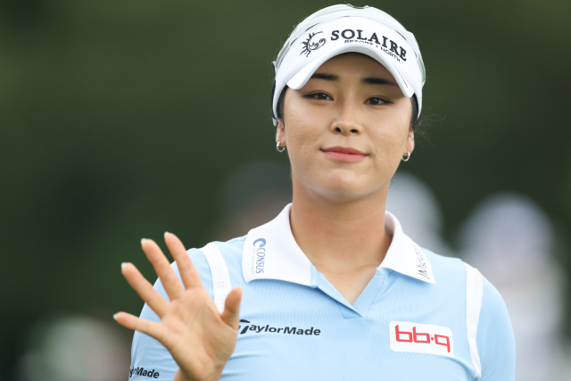 갤러리에게 인사하고 있는 윤이나. 사진 제공=박준석 KLPGA 공식 사진작가
