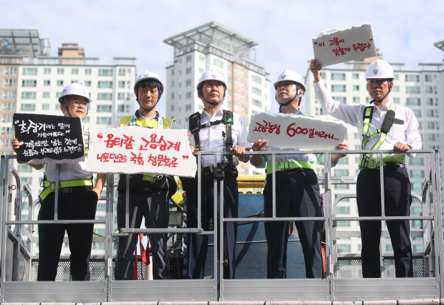 28일 경북 구미시 한국옵티칼하이테크 공장에서 박정혜 수석부지회장(금속노조 한국옵티칼하이테크지회)이 고용승계를 요구하며 599일째 고공농성을 이어가는 가운데 더불어민주당 정청래 대표가 현장을 찾고 있다. 연합뉴스