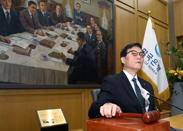 이창용 한국은행 총재가 28일 서울 중구 한국은행에서 열린 금융통화위원회에서 의사봉을 두드리고 있다. 사진공동취재단