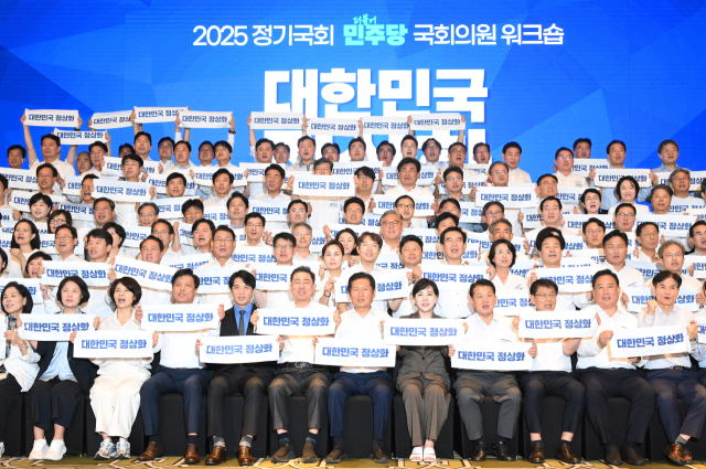 정청래 대표와 김병기 원내대표를 비롯한 더불어민주당 의원들이 28일 인천 중구 파라다이스시티 컨벤션센터에서 열린 '2025년 정기국회 대비 국회의원 워크숍'에서 단체 기념 촬영을 하고 있다. 영종도=오승현 기자 2025.08.28