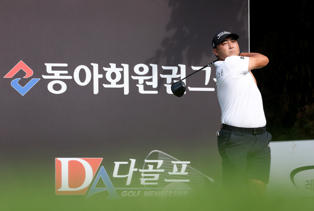 이태훈이 28일 동아회원권그룹 오픈 1라운드 14번 홀에서 티샷을 하고 있다. 사진 제공=KPGA