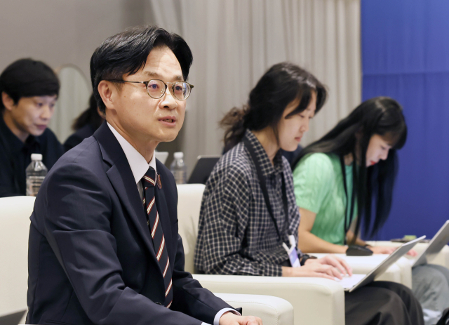 김정관(왼쪽 첫번째) 산업통상자원부 장관이 28일 부산 파라다이스호텔에서 언론 간담회를 하고 있다. 사진=산업부