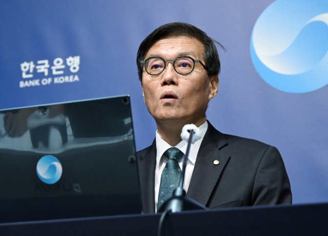 이창용 한국은행 총재가 28일 서울 중구 한국은행에서 열린 금융통화위원회를 마친 후 기자 간담회를 하고 있다. 사진공동취재단