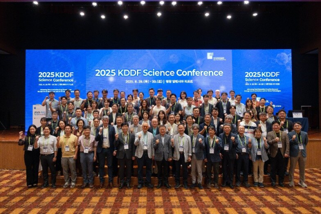 28일 평창 알펜시아에서 열린 ‘2025 KDDF 사이언스 컨퍼런스’ 참석자들이 기념 촬영을 하고 있다. 사진 제공=국가신약개발재단