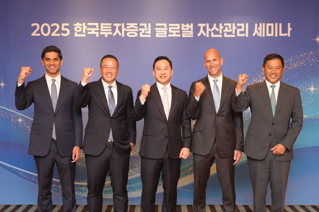 28일 서울 삼성동 파르나스 호텔에서 한국투자증권이 골드만삭스 자산운용과 함께 자사 고객을 대상으로 개최한 '글로벌자산관리 세미나'를 개최했다. 김성환(가운데) 한국투자증권 사장 및 아카쉬 톰브르(왼쪽부터) 골드만삭스자산운용 채권&유동성 솔루션그룹 전무, 성 조 펀더멘털 주식그룹 전무, 맷 깁슨 글로벌 고객솔루션그룹 대표, 론 리 아시아지역 고객솔루션그룹 공동 대표. 한국투자증권
