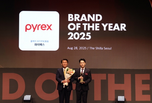 사진 설명. 코렐 브랜드 아시아 승우진 CEO(오른쪽)가 ‘2025 올해의 브랜드 대상’을 수상한 모습