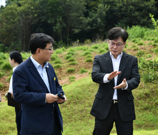 김병수 김포시장(오른쪽)이 28일 김포 거물대리 사업 예정지를 방문한 김성한 환경부 장관과 환경재생 혁신복합단지 조성 사업의 본격화를 논의하고 있다. 사진 제공=김포시