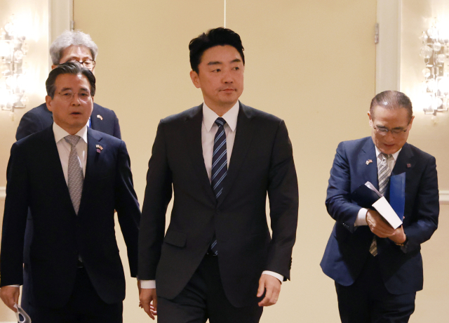 김용범(왼쪽부터) 대통령실 정책실장, 강훈식 대통령 비서실장, 위성락 국가안보실장이 25일(현지 시간) 미국 워싱턴DC의 한국프레스센터가 마련된 호텔에서 한미 정상회담 관련 브리핑을 하기 위해 프레스센터로 들어서고 있다. 연합뉴스