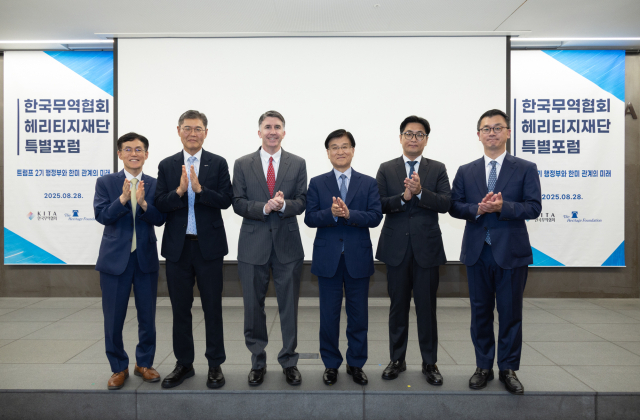 한국무역협회와 미국 싱크탱크 헤리티지재단이 28일 서울 강남구 삼성동 트레이드타워에서 개최한 '한미 관계의 미래' 특별포럼에서 주요 참석자들이 기념 촬영을 하고 있다.왼쪽부터 장상식 한국무역협회 국제무역통상연구원장, 김기현 한국무역협회 국제협력본부장, 데릭 모건 헤리티지재단 부대표, 이혜민 한국외국어대학교 초빙교수, 허준영 서강대학교 교수, 앤서니 김 헤리티지재단 선임연구원. 사진 제공=한국무역협회
