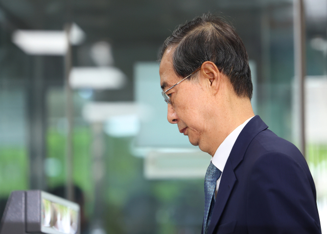 윤석열 전 대통령의 내란 행위 방조 혐의를 받는 한덕수 전 국무총리가 27일 구속 전 피의자 심문(영장실질심사)을 위해 서울 서초구 서울중앙지법에 출석하고 있다. 연합뉴스
