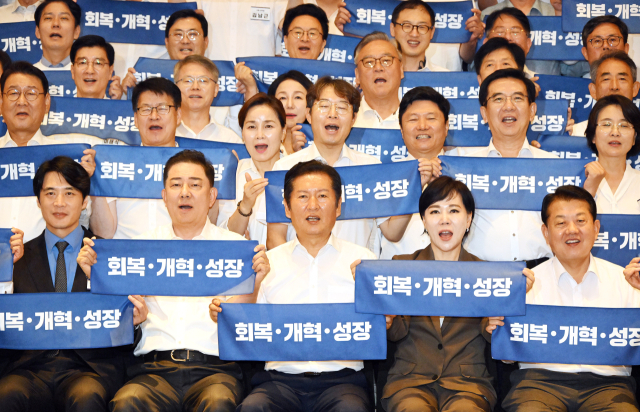 정청래 대표와 김병기 원내대표를 비롯한 더불어민주당 의원들이 28일 인천 중구 파라다이스시티 컨벤션센터에서 열린 '2025년 정기국회 대비 국회의원 워크숍'에서 단체 기념 촬영을 하고 있다. 영종도=오승현 기자 2025.08.28