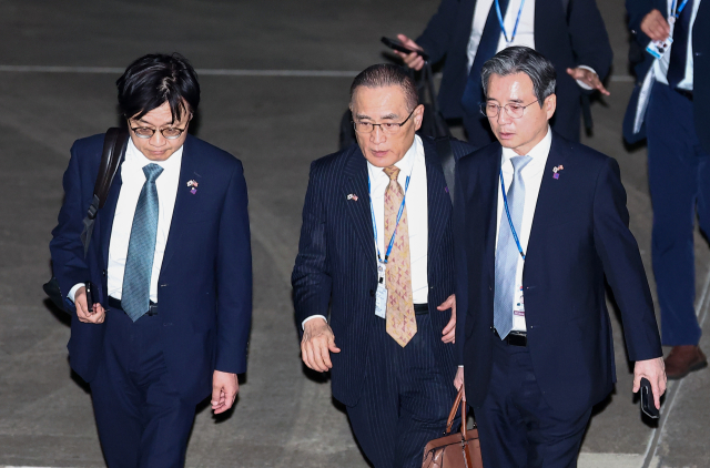 김정관(왼쪽부터) 산업통상자원부 장관, 위성락 국가안보실장, 김용범 대통령실 정책실장이 28일 새벽 미국 순방 일정을 마치고 경기도 성남 서울공항을 통해 귀국해 대화하고 있다. 뉴스1