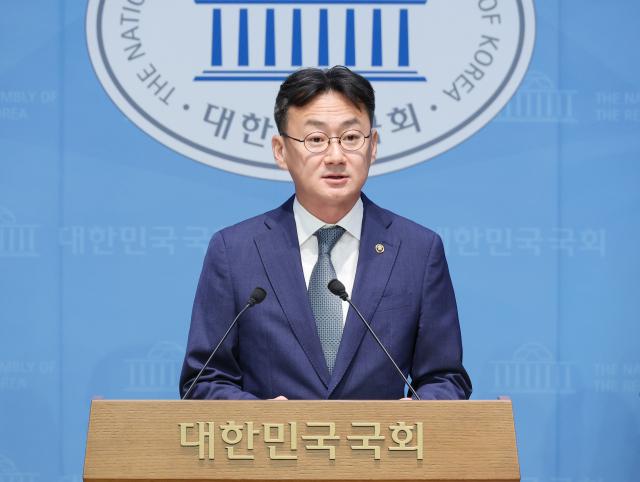 이관후 국회 입법조사처장이 28일 국회 소통관에서 중대재해처벌법 입법영향분석 보고서 관련 브리핑을 하고 있다. 연합뉴스