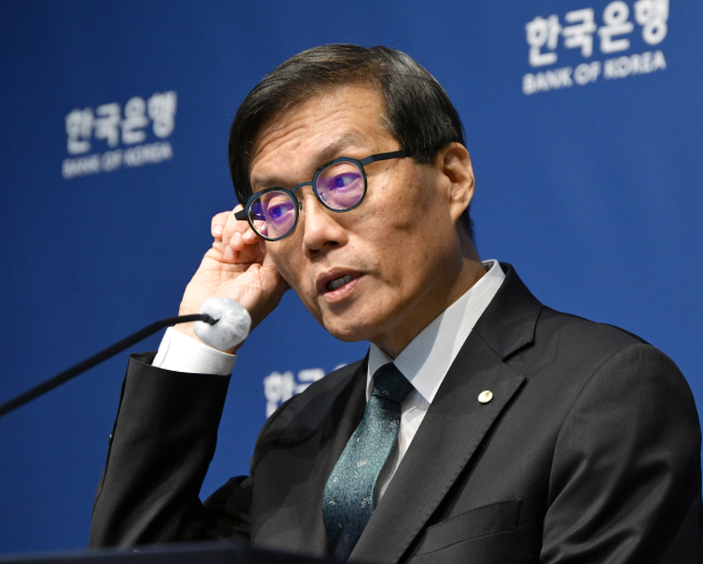 이창용 한국은행 총재가 28일 서울 중구 한국은행에서 열린 금융통화위원회를 마친 후 기자간담회를 하고 있다. 사진공동취재단