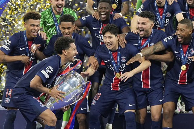 이강인(오른쪽 세 번째)이 팀원들과 함께 지난 시즌 UEFA 챔피언스리그 우승 확정 후 트로피 세레머니를 하고 있다. AP연합뉴스