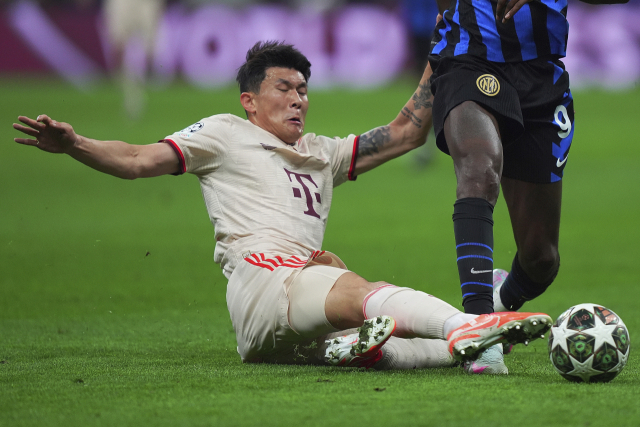 지난 시즌 UCL 8강 2차전 인터 밀란과의 경기에서 태클로 상대를 막아내고 있는 김민재. AP연합뉴스
