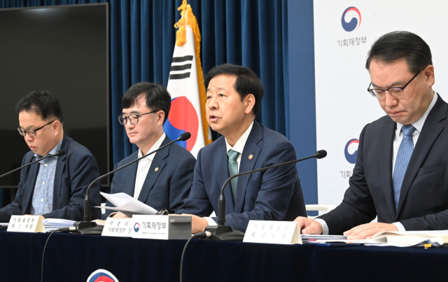 구윤철(오른쪽 두 번째) 부총리 겸 기획재정부 장관이 2026년 예산안 상세 브리핑에서 모두발언을 하고 있다. 사진 제공=기획재정부