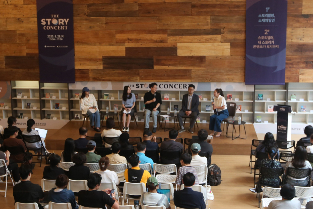 콘진원은 28일 명동 커뮤니티 하우스 마실에서 스토리 창작자를 대상으로 ‘2025 더 스토리 콘서트’를 열고 ‘스토리텔러, 내 스토리가 콘텐츠가 되기까지’를 주제로 창작 과정과 경험을 공유했다. 전선영(왼쪽부터) 작가, 이태연 작가, 정명섭 작가, 콘진원 콘텐츠IP전략팀 손태영 팀장. 사진 제공=콘진원