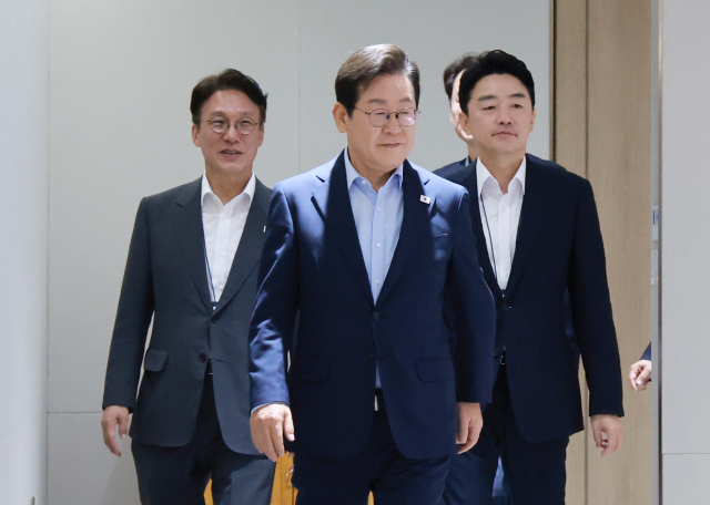 이재명 대통령이 29일 서울 용산 대통령실 청사에서 열린 임시 국무회의에 입장하고 있다. 연합뉴스