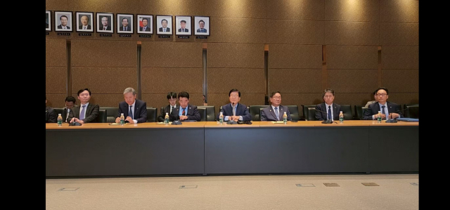 대통령 특사단 단장인 박병석(가운데) 전 국회의장이 26일 중국 베이징 주중한국대사관에서 방중 성과에 대해 설명하고 있다. 베이징특파원 공동취재단.