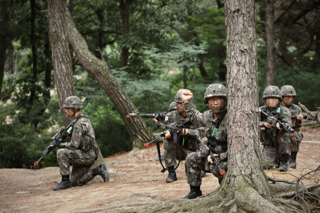 육군사관학교 2학년 생도들이 하계 군사훈련 중 소부대 전투 훈련에 임하며 전투 능력을 배양하고 있다. 사진 제공=육군사관학교