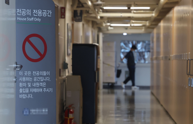 서울의 한 대학 병원 전공의 전용 공간 앞에 환자·내원객의 출입을 통제하는 안내문이 붙어 있다. 연합뉴스