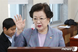 與 "김건희에 '금거북이' 건넨 이배용 국가교육위원장 사퇴하라"