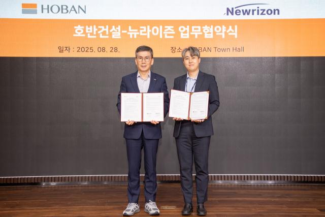 문갑(왼쪽부터) 호반건설 경영부문대표, 이승욱 뉴라이즌 대표가 업무협약 체결 후 기념 촬영을 하고 있다. 사진 제공=호반건설