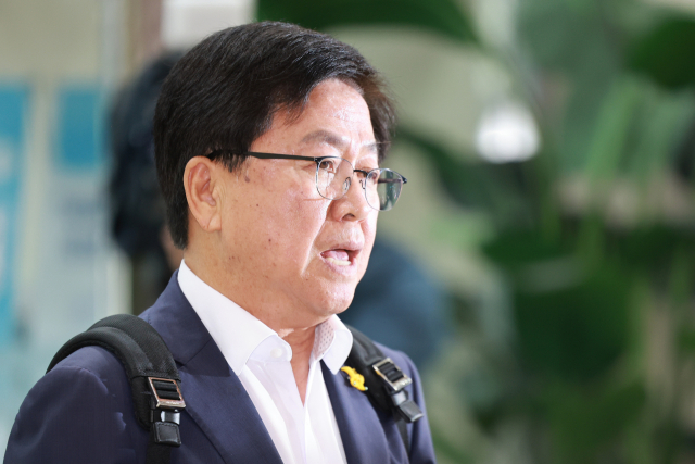 최교진 사회부총리 겸 교육부 장관 후보자가 이달 14일 인사청문회 준비 사무실이 마련된 서울 영등포구 여의도 한국교육시설안전원으로 출근하며 취재진 질문에 답하고 있다. 연합뉴스