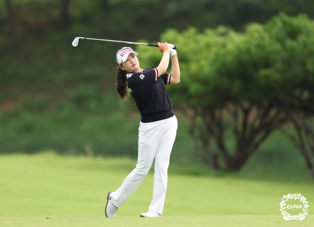 노승희가 KLPGA 투어 KG 레이디스 오픈 1라운드 10번 홀에서 아이언 샷을 하고 있다. 사진 제공=KLPGA