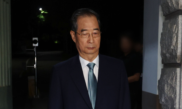 윤석열 전 대통령의 내란 방조 및 위증 등 혐의를 받는 한덕수 전 국무총리가 27일 구속영장이 기각돼 경기도 의왕 서울구치소를 나서고 있다. 연합뉴스
