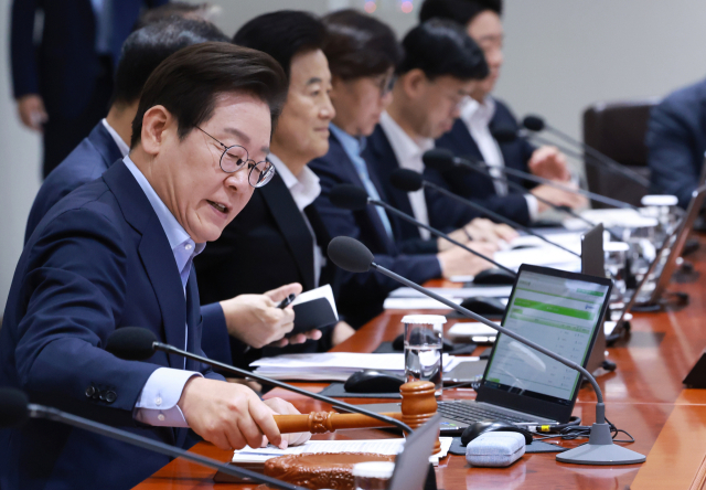이재명 대통령이 29일 서울 용산 대통령실 청사에서 열린 임시 국무회의에서 의사봉을 두드리며 개회 선언을 하고 있다. 연합뉴스
