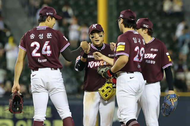 29일 오후 서울 송파구 잠실야구장에서 열린 프로야구 '2025 신한 SOL뱅크 KBO 리그' 키움 히어로즈와 LG 트윈스의 경기에서 접전 끝에 3대2 승리를 거둔 키움 선수들이 기쁨을 나누고 있다. 2025.8.29. 뉴스1