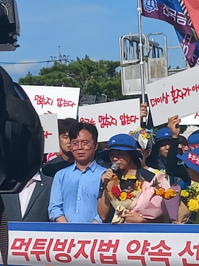 박정혜 옵티칼하이테크지회 수석부지회장이 29일 옵티칼 공장에서 600일 만에 고공농성을 마치고 내려와 소회를 말하고 있다. 양종곤 기자