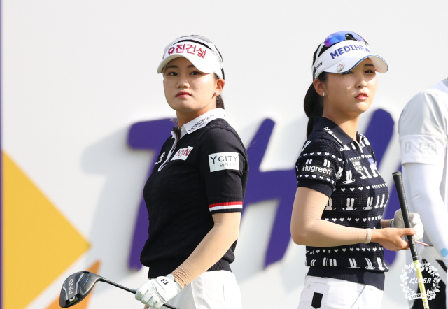 동반 라운드를 하고 있는 노승희(왼쪽)와 이예원. 사진 제공=KLPGA