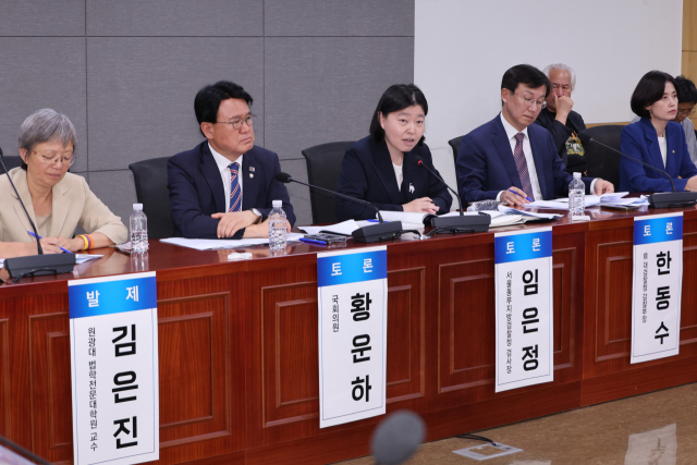 임은정(왼쪽 세 번째) 서울동부지검장이 29일 서울 여의도 국회에서 ‘검찰 개혁의 쟁점은 무언인가: 국민이 바라는 검찰 개혁의 속도와 방향’을 주제로 열린 검찰 개혁 긴급 공청회에 참석해 토론하고 있다. 이날 토론회는 촛불행동·검사를검사하는변호사모임·민생경제연구소와 박홍근 더불어민주당 의원, 황운하·박은정 조국혁신당 의원 주최로 열렸다. 연합뉴스