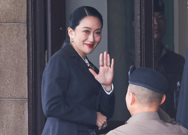 패통탄 친나왓 태국 총리가 29일(현지시간) 방콕에서 정부 관저에 들어서며 손을 들어보이고 있다. 로이터연합뉴스