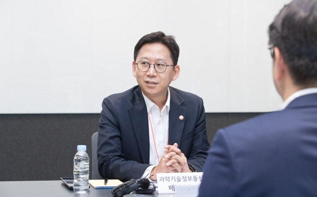 배경훈 과학기술정보통신부 장관이 29일 경기 안산시 카카오 데이터센터 안산에서 김세웅 카카오 부사장, 김유원 네이버클라우드 대표, 김동훈 NHN클라우드 대표와 첨단 GPU 확보를 위한 간담회에 참석해 발언하고 있다. 사진 제공=과학기술정보통신부