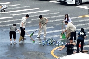 도로 위로 맥주병 400개 '와르르'…30분 만에 말끔해진 이유 '훈훈'