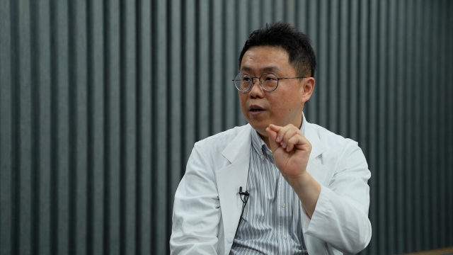 박민수 경희대병원 외과 교수가 서울경제TV '지금, 명의'에 출연해 담도암에 대해 설명하고 있다. 그는 “한국에서 유독 담도암이 많은 이유는 민물고기를 날로 먹는 전통적 식습관과 함께 B형간염 환자가 많기 때문”이라고 전했다. 서울경제TV '지금, 명의' 캡처