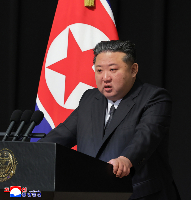 김정은 북한 국무위원장이 이달 29일 평양 목란관에서 해외군사작전에서 특출한 공훈을 세운 참전열사들의 유가족들을 만나 따뜻이 위로하고 기념사진을 찍었다고 조선중앙통신이 30일 보도했다. 연합뉴스