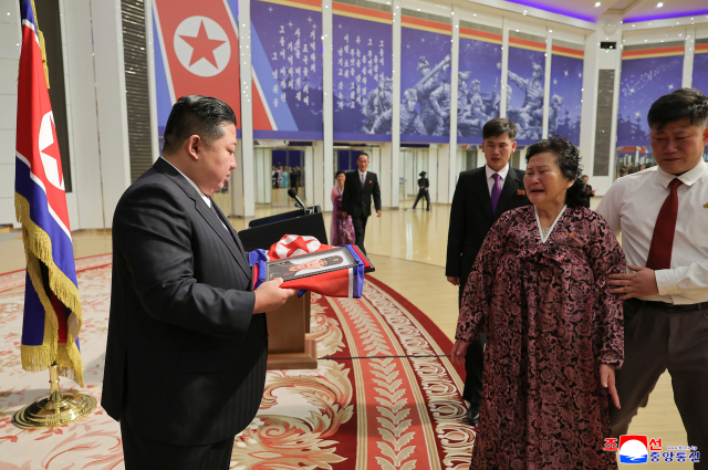 러시아·우크라이나 전쟁 파병 병사의 유가족들이 김정은 북한 국무위원장 앞에서 눈물을 흘리고 있다. 조선중앙통신·연합뉴스