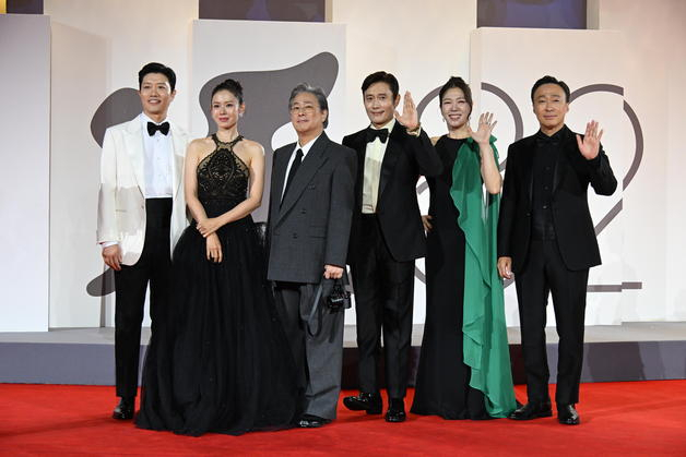 '어쩔수가없다' 배우 박희순, 손예진, 박찬욱 감독, 이병헌, 염혜란, 이성민. CJ ENM 제공
