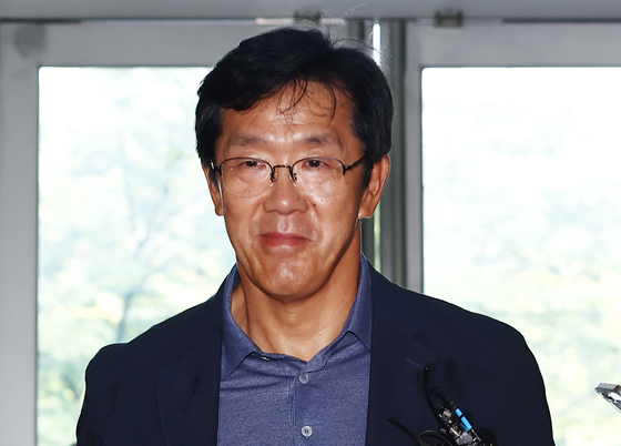 황유성 전 국군방첩사령관이 30일 오전 서울 서초구 '순직 해병 특검'으로 참고인 조사를 받기 위해 출석하고 있다. 뉴스1