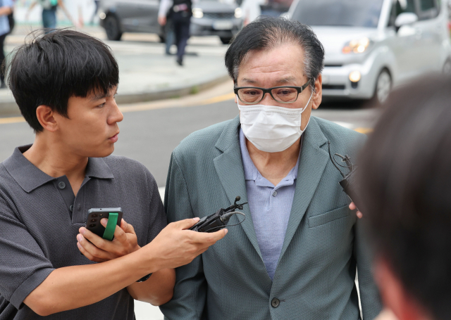 영장심사를 포기한 건진법사 전성배 씨가 지난 21일 민중기 특별검사팀 사무실이 마련된 서울 종로구 KT 광화문빌딩 웨스트에서 대기하기 위해 출석하고 있다. 전 씨는 이날 오전 10시 30분에 영장실질심사를 받을 예정이었지만 심사 포기 의사를 밝혔다. 연합뉴스