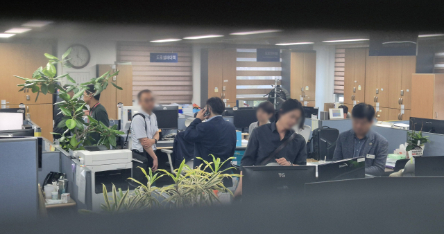 김건희 여사의 의혹들을 수사하는 민중기 특별검사팀이 지난 22일 '양평고속도로 노선변경 의혹'과 관련해 양평군청 등에 대한 압수수색에 나섰다. 이날 경기도 양평군 양평군청에서 특검 관계자들이 사무실을 둘러보고 있다. 연합뉴스