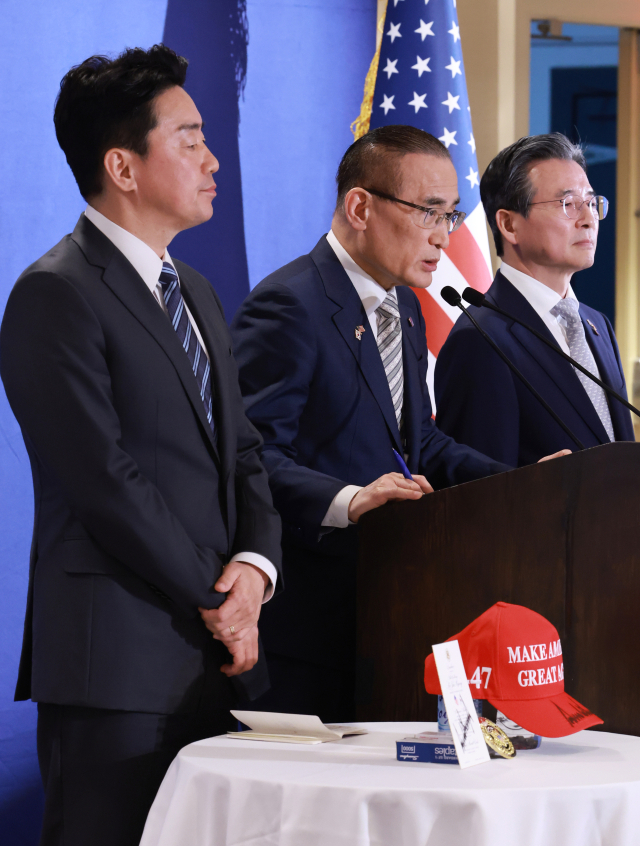 강훈식(왼쪽부터) 대통령 비서실장, 위성락 국가안보실장, 김용범 정책실장이 지난 25일(현지시간) 미국 워싱턴DC의 한국프레스센터가 마련된 호텔에서 이재명 대통령과 도널드 트럼프 미국 대통령의 한미정상회담 관련 브리핑을 하고 있다. 연합뉴스