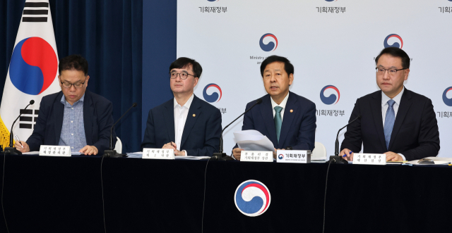 구윤철 부총리 겸 기획재정부 장관(오른쪽 두번째)이 지난 28일 정부세종청사 중앙동 공용브리핑실에서 2026년도 예산안에 관해 설명하고 있다. 오른쪽부터 유병서 예산실장, 구 부총리, 임기근 2차관, 안상열 재정관리관. 연합뉴스