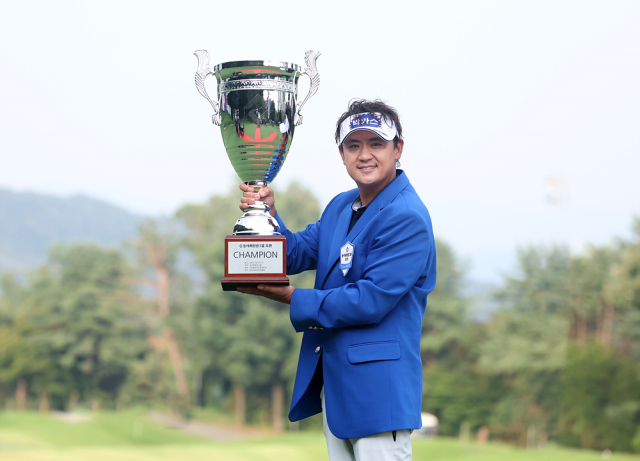 박상현이 31일 KPGA 투어 동아회원권그룹 오픈에서 우승한 뒤 트로피를 들어 보이고 있다. 사진 제공=KPGA